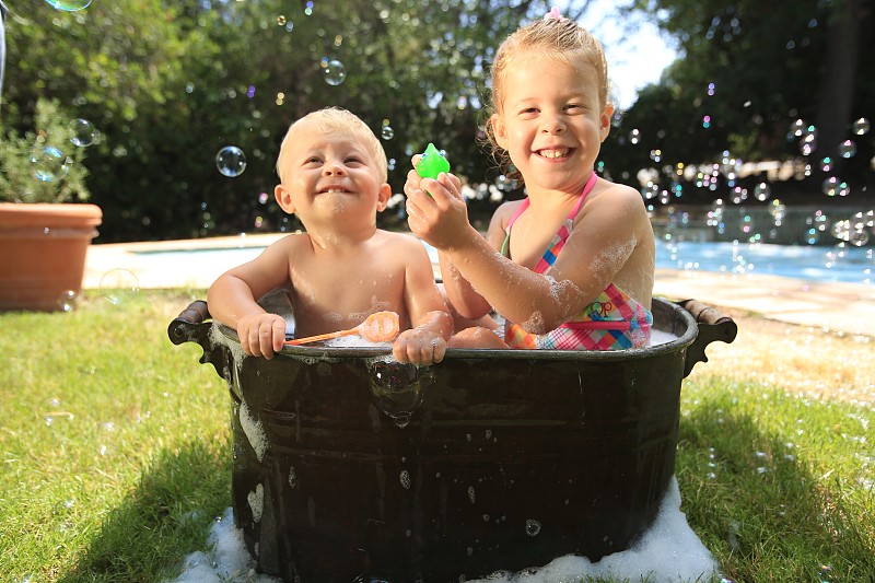 小男孩和小女孩在泡泡浴中玩耍图片下载