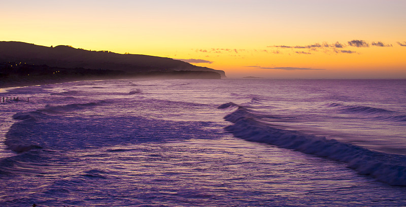 新西兰达尼丁圣克莱尔的海浪图片下载