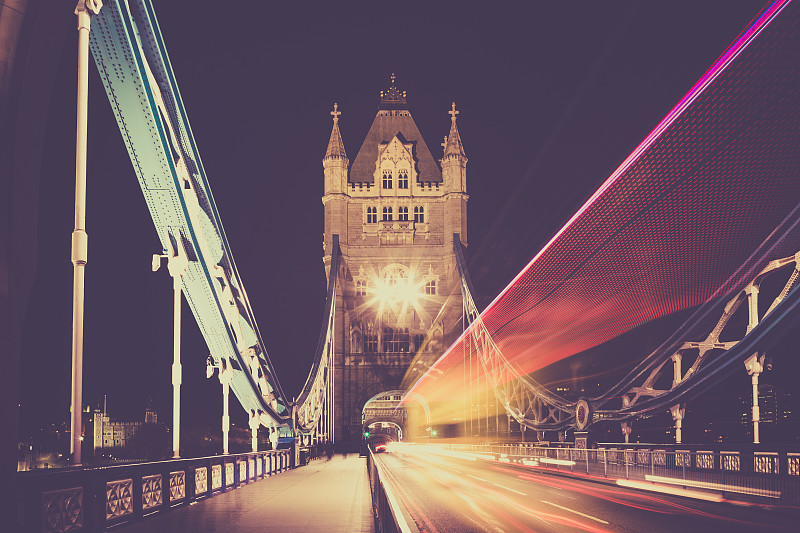 伦敦塔桥在黄昏时被点亮，英国图片素材