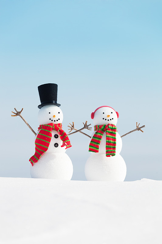 快乐的雪人圣诞夫妇在雪景图片下载