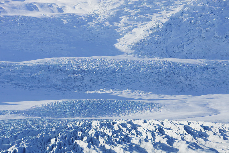 冰岛Fjallsjokull冰川在阳光下闪闪发光图片下载