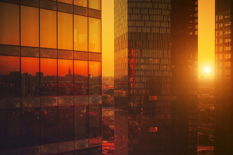 日落时高耸的现代摩天大楼图片下载