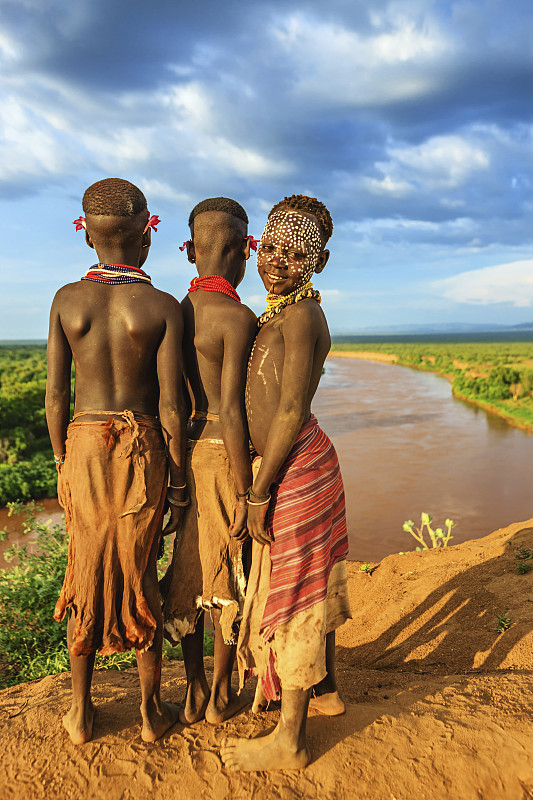 来自非洲埃塞俄比亚Karo部落的小男孩们图片下载