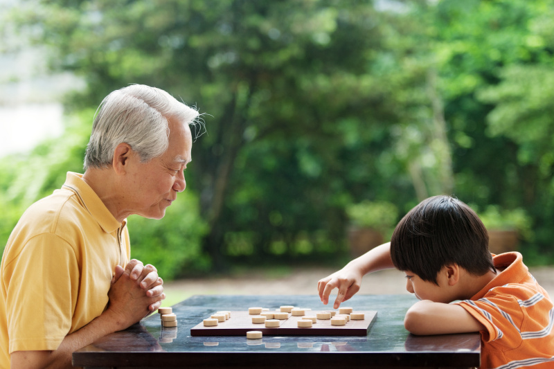 爷爷和孙子在玩象棋图片素材