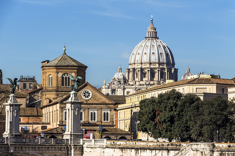 意大利，罗马，从圣天使桥看圣彼得大教堂图片下载