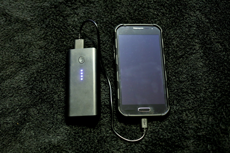 使用便携式电池充电的智能手机图片下载