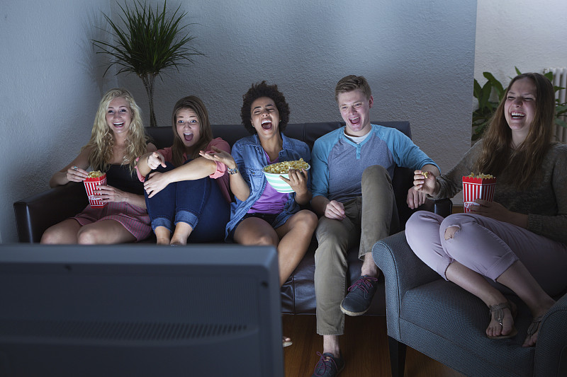 一群青少年朋友一起看幽默电影、电视节目图片下载
