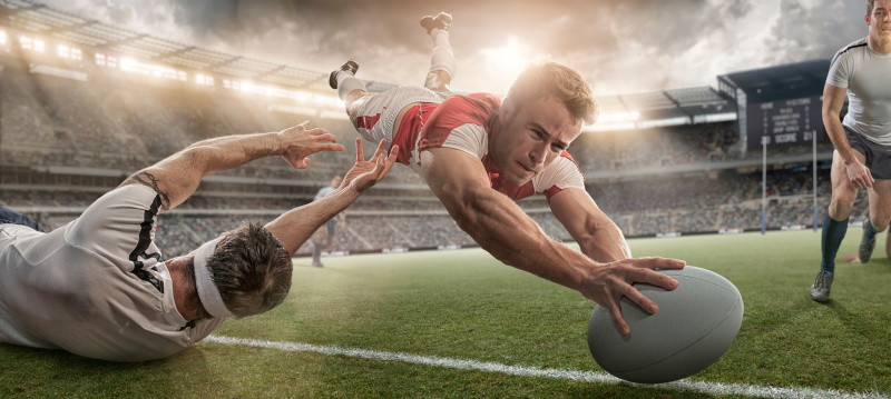 橄榄球运动员在空中俯冲中得分和被擒抱图片下载