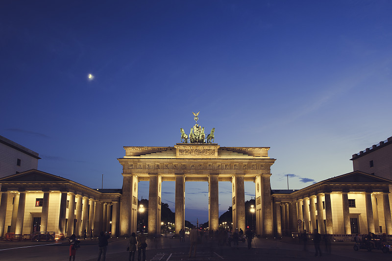 德国，柏林，柏林米特，勃兰登堡门，蓝色时刻图片下载