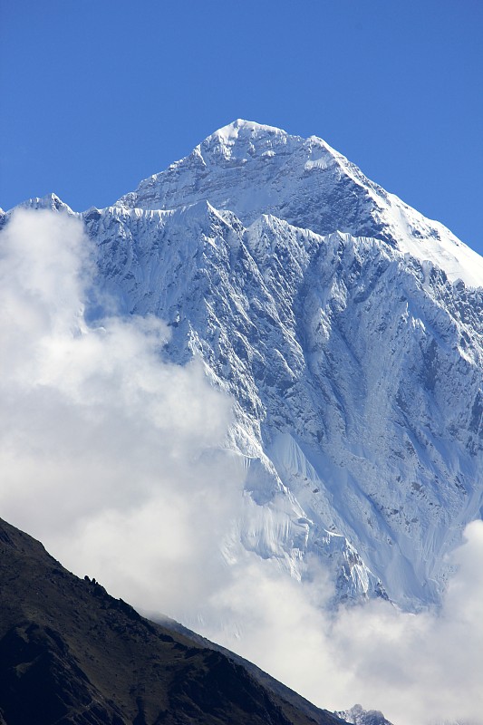 珠穆朗玛峰峰顶高耸于山脊之上图片下载