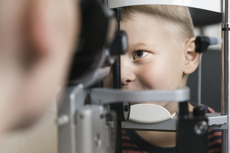 验光师在诊所检查男孩的视力图片下载
