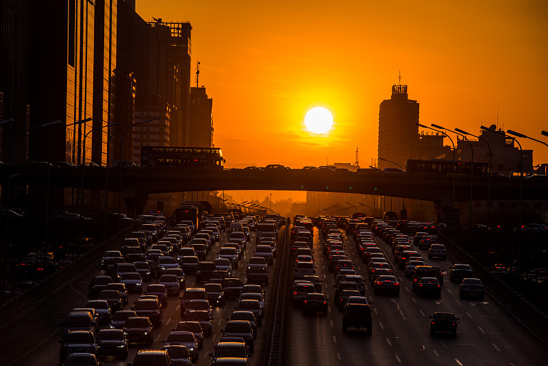 日落时分的北京城市交通图片下载