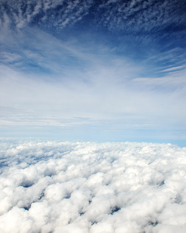 蓬松的云朵和美丽的蓝天图片下载