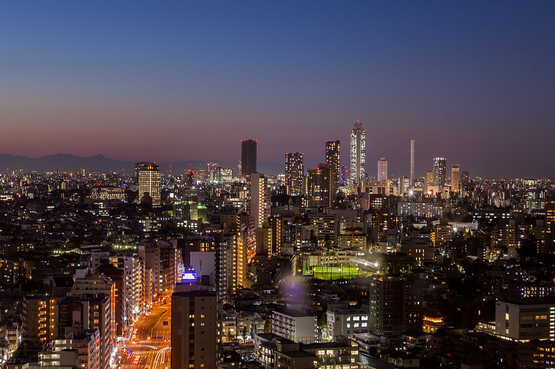 东京新宿夜景的天际线图片下载