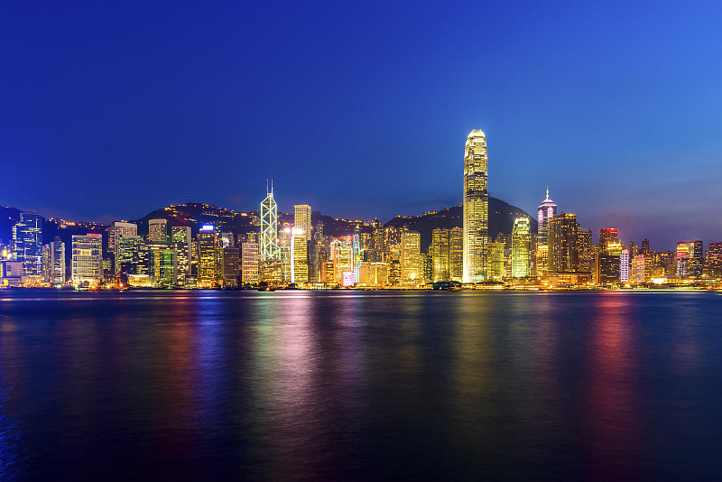 天际线，现代城市香港的夜景。图片下载