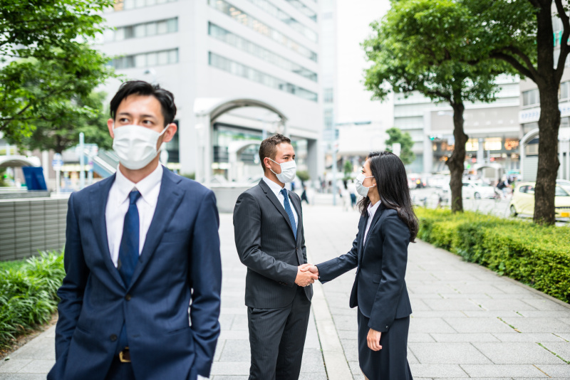 日本商人戴着污染口罩在东京图片下载