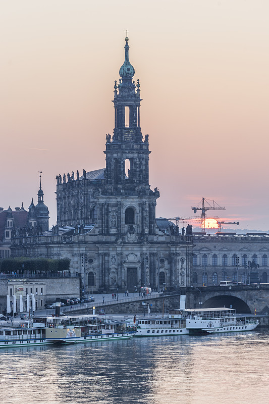 德国，德累斯顿，日落时宫廷教堂的景色图片下载