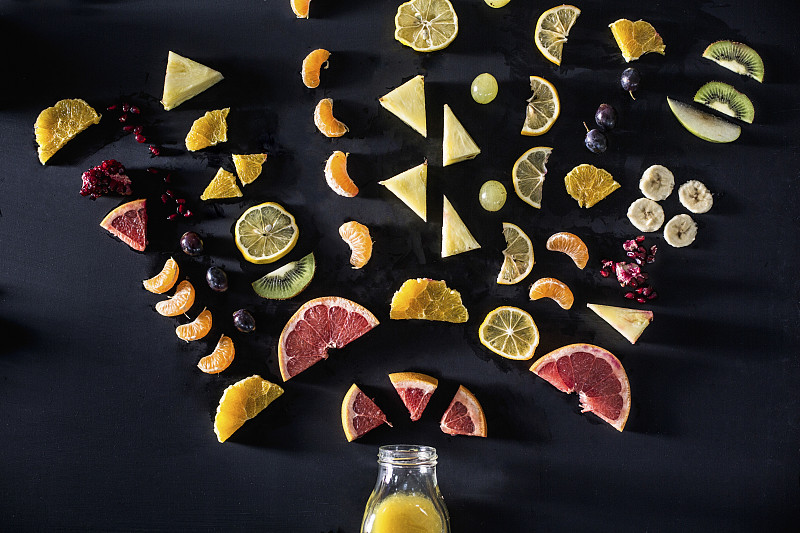 切片水果排列在果汁瓶上面图片素材