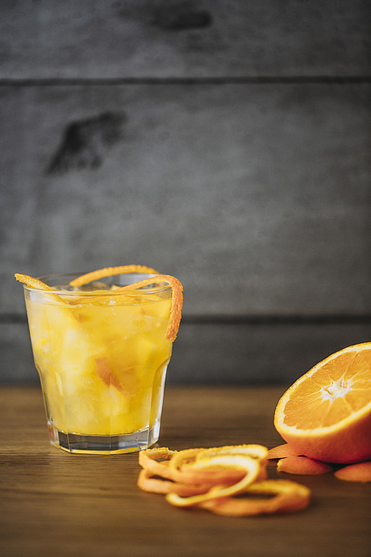 橙汁加果皮和切片水果图片素材