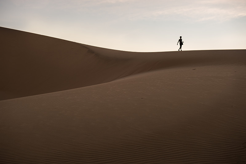 一个走在白沙丘上的人:梅奈图片下载