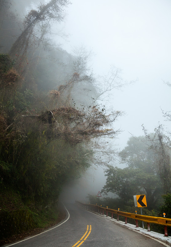 台湾朦胧的山路图片下载