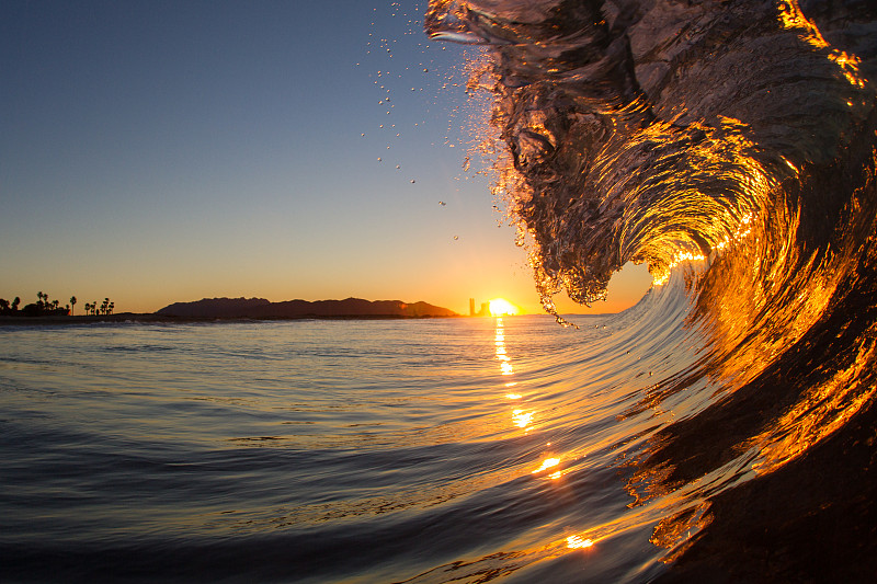 夏威夷，日落时翻滚的波浪图片素材