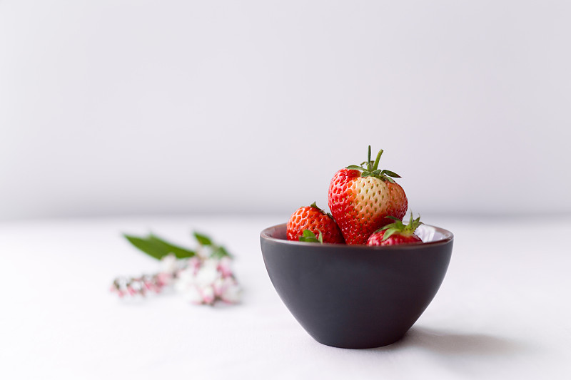 一个装满草莓的黑碗图片下载