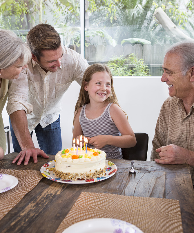 一个白人家庭在餐桌上庆祝生日图片下载