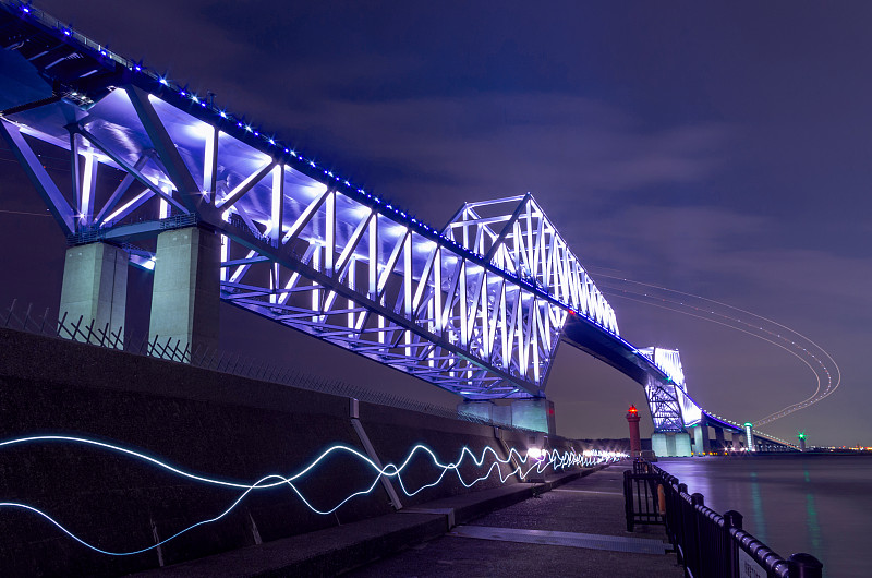 东京门桥与手电筒的光迹图片下载