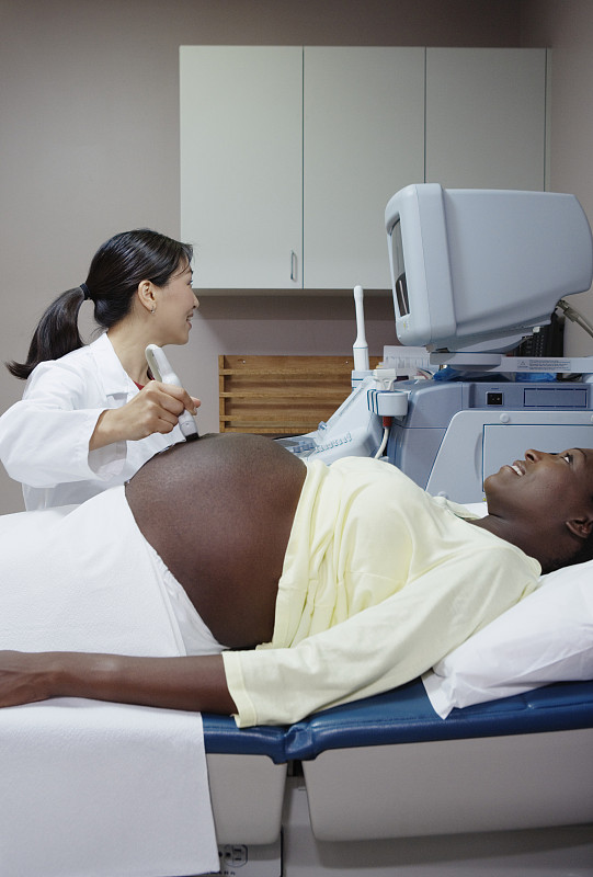 技术员为孕妇做超声波手术图片下载