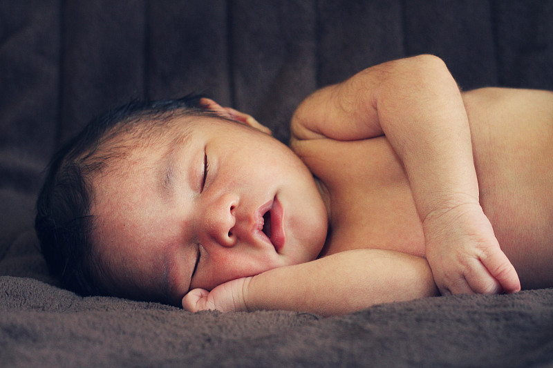 熟睡的新生亚洲男婴图片下载