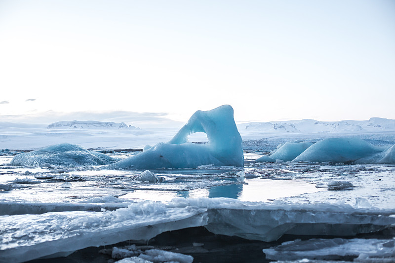 冰岛Jokulsarlon泻湖上的蓝色冰山图片下载