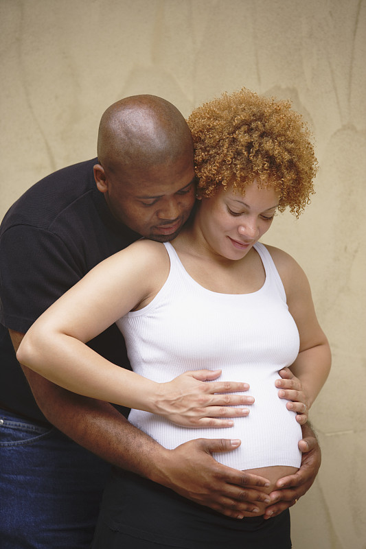 夫妇抱着怀孕的肚子图片下载