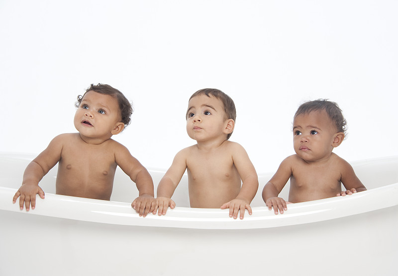 三个混血婴儿在浴缸里，白色的图片下载