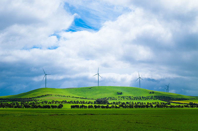 澳大利亚布拉附近山上的风力发电厂图片下载