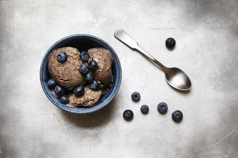 一碗素食蓝莓香蕉冰淇淋图片下载