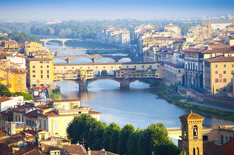 意大利，佛罗伦萨，阿尔诺河和维奇奥桥的城市景观图片素材