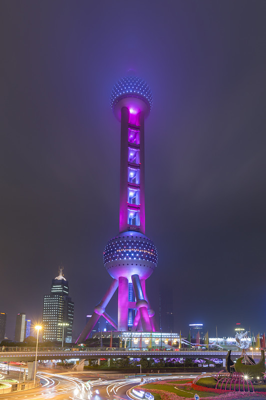 中国，上海，东方明珠塔在夜空中低垂图片下载
