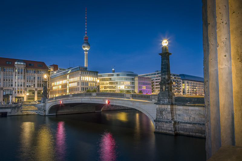 德国，柏林，施普雷河上的桥，有电视塔和历史拱廊图片素材