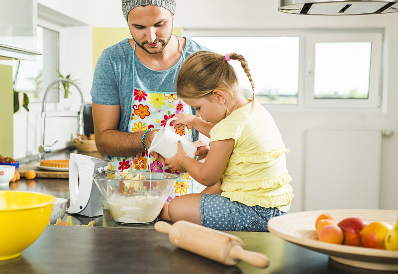 父亲和女儿在厨房烘焙图片下载