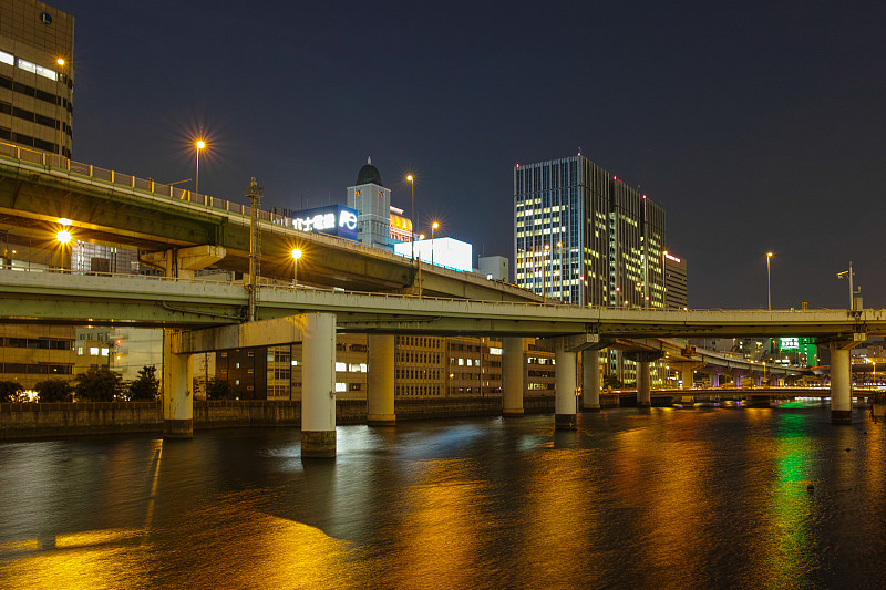 大阪，河边的高速公路图片下载