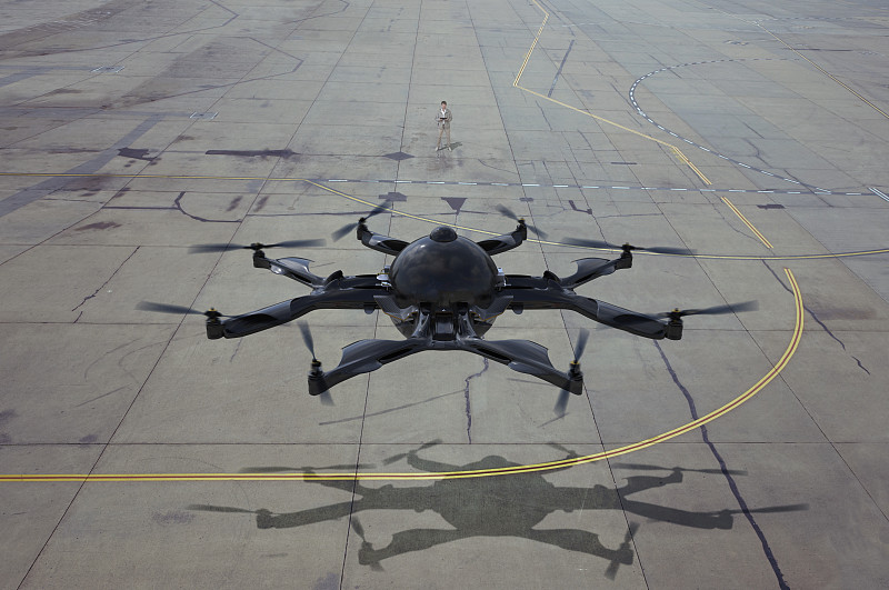无人机飞越机场跑道图片素材