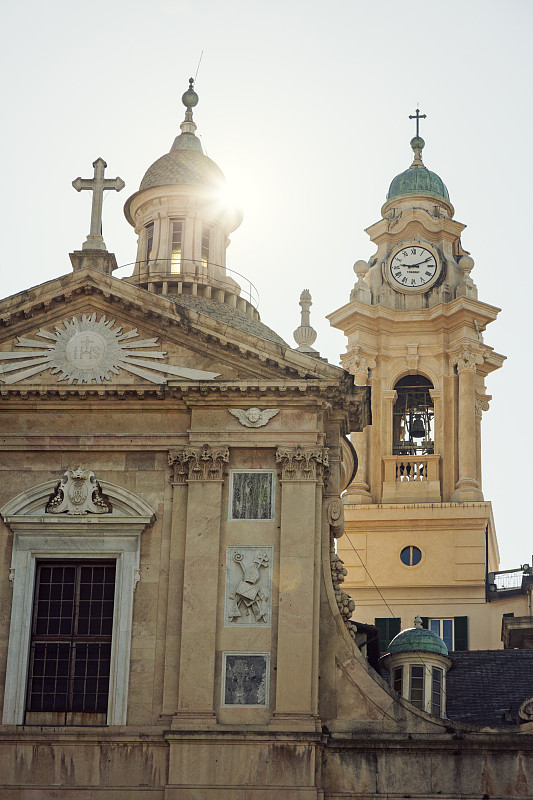 意大利，利古里亚，热那亚，阳光下的耶稣教堂图片素材