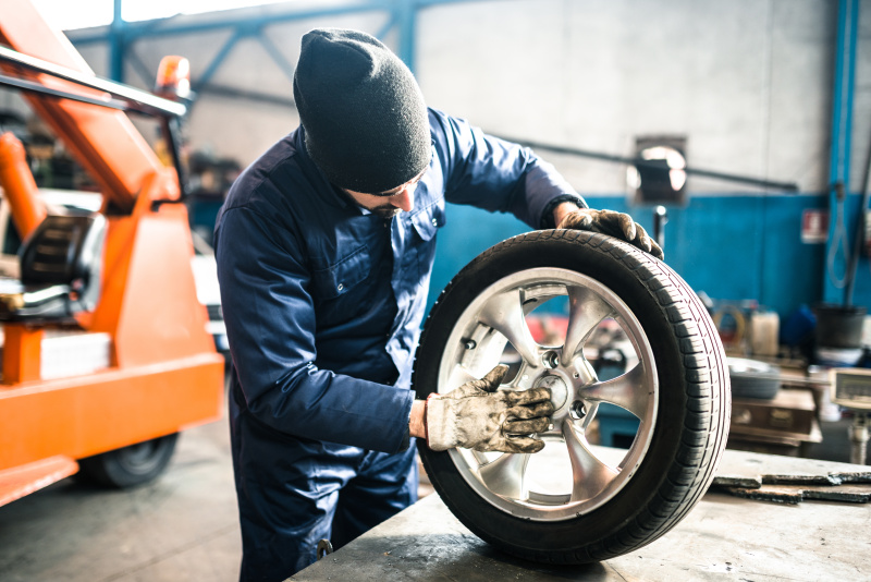 轮胎修理工检查轮胎的完整性图片素材
