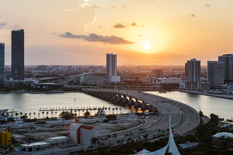 日落时迈阿密市中心的麦克阿瑟大道图片下载
