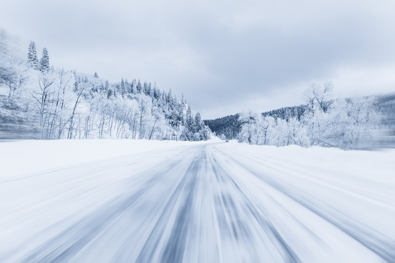 雪覆盖森林公路，蒸汽船斯普林斯，美国科罗拉多州，美国图片素材