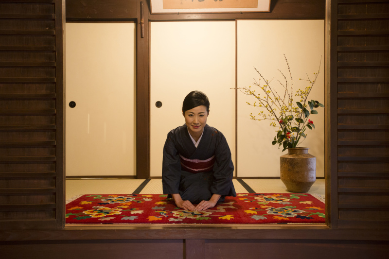 穿着和服鞠躬的日本中年妇女图片下载