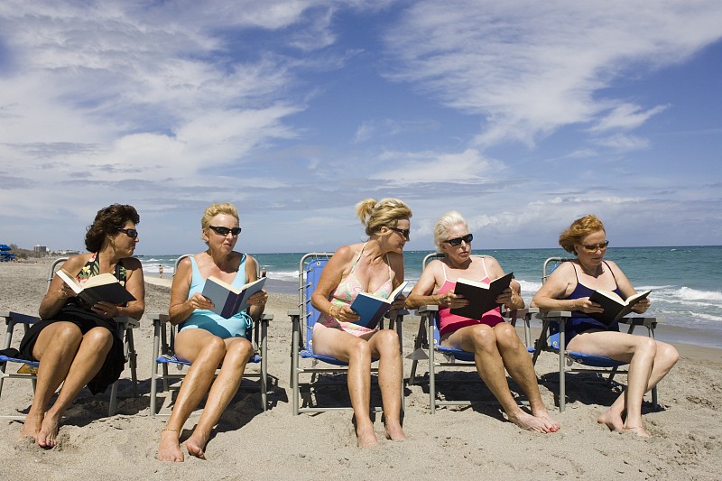 在沙滩上阅读的女人图片素材