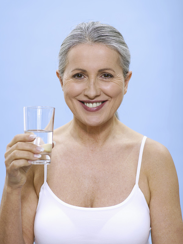 老年妇女拿着一杯水，肖像图片下载