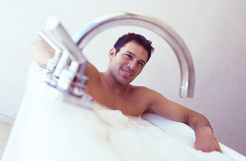 浴缸里的男人图片下载